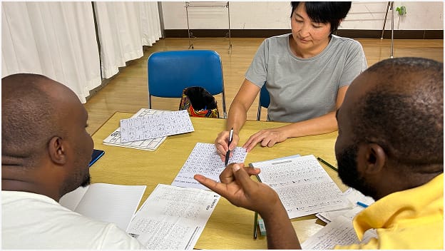 日本語学習を行っている様子