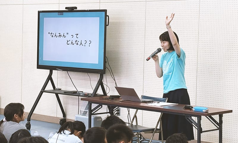 難民についての講演を行っている様子