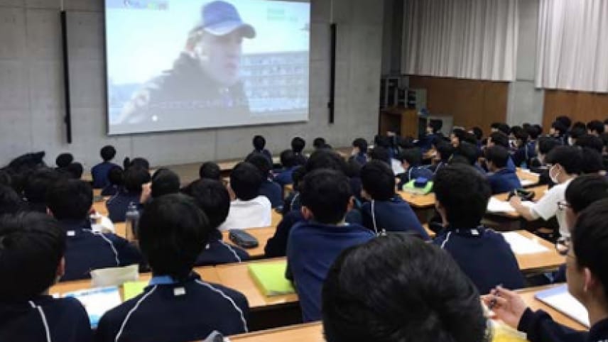 難民の現状を伝える動画を真剣に見ている生徒たちの様子