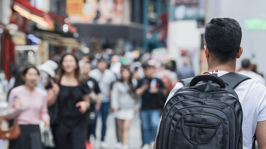 日本語が話せず、地域社会から孤立している難民の様子